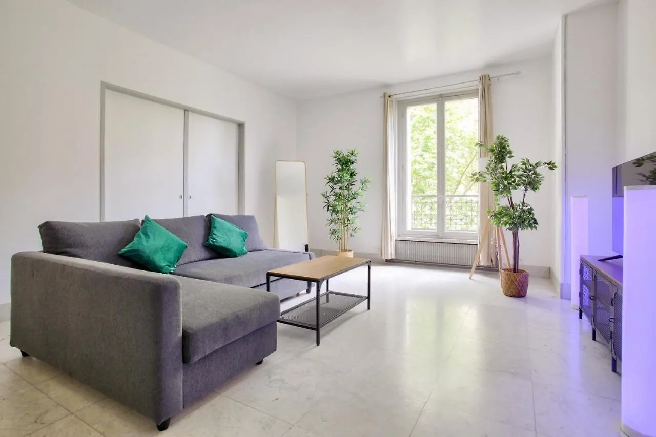 פריז 2 Bedrooms Tour Eiffel Rapp