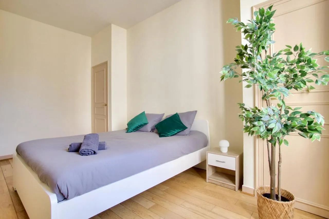 פריז 2 Bedrooms Tour Eiffel Rapp