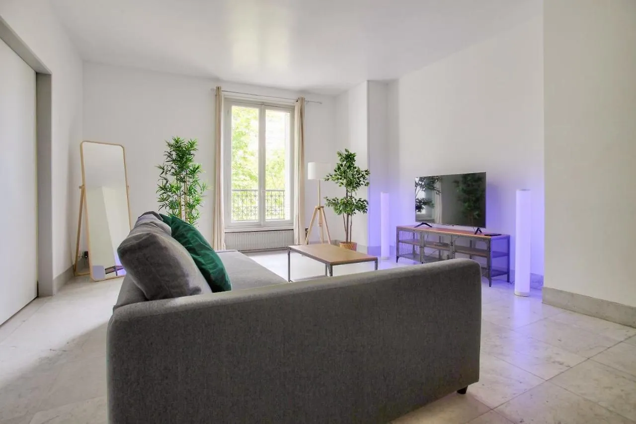 2 Bedrooms Tour Eiffel Rapp Paris 0*,
